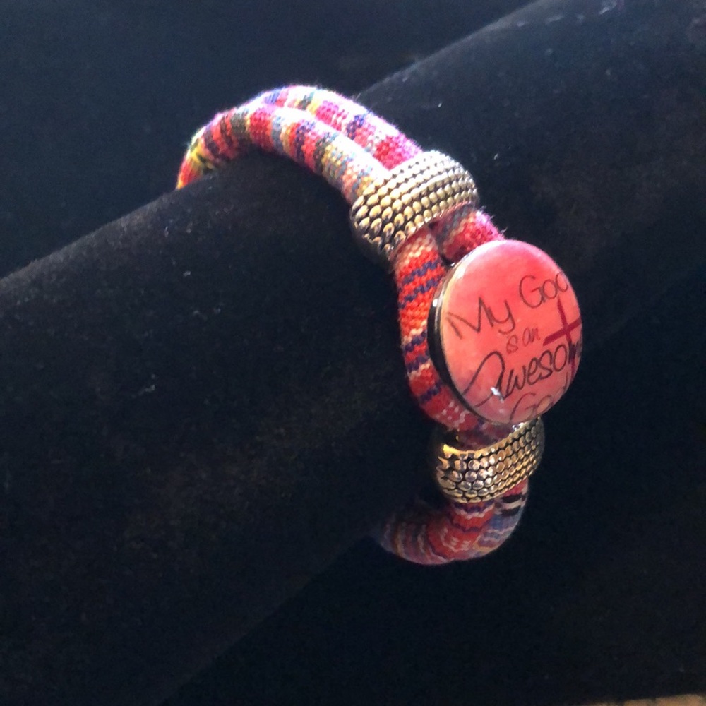 - Snap bracelet for 18mm snap buttons. Comes with one free snap!